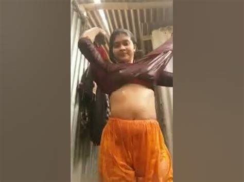gujarati bhabhi barish mein nahati hui maja le rahi hai viral video