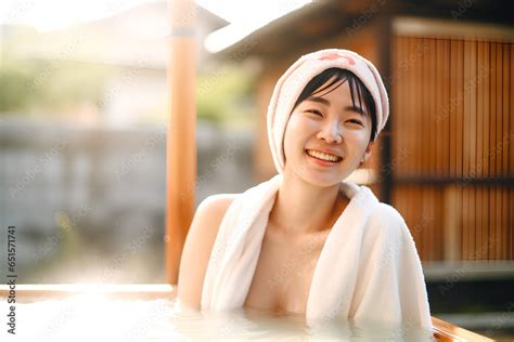 温泉につかる女性 Stock Illustration | Adobe Stock