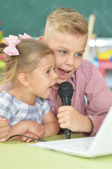 Retrato de hermano y hermana cantando karaoke | Foto Premium