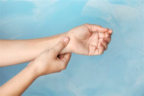 mulher  verifica  pulso  pulso contra  fundo da  imagem de