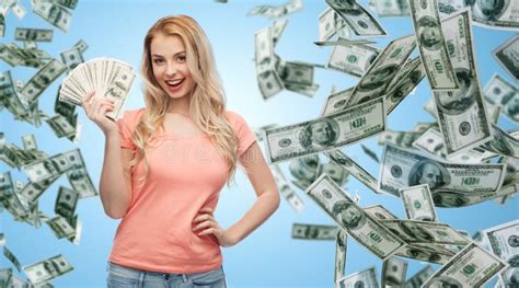 Счастливая молодая женщина с деньгами наличных денег доллара США ...
