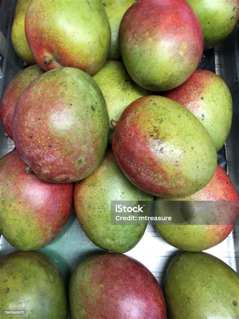 gambar buah mangga hijau  merah  dijual  bagian toko kelontong
