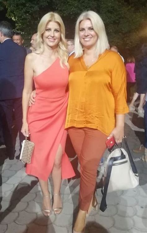 Με εντυπωσιακό έξωμο φόρεμα και χωρίς σύζυγο στη ΔΕΘ | People & Style ...