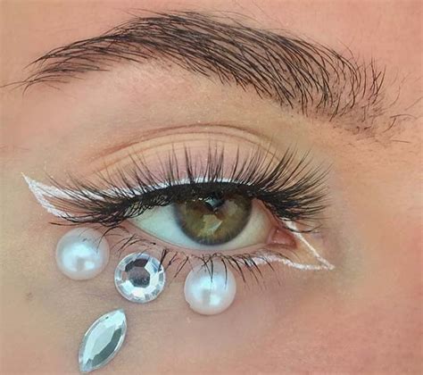 23 Best Angel Makeup Ideas for Halloween – StayGlam