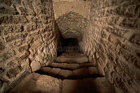 Andar Subterrâneo De Um Castelo Usado Como Prisão - Prisão Subterrânea Do Dungeon Do Castelo Foto de Stock - Imagem de ...