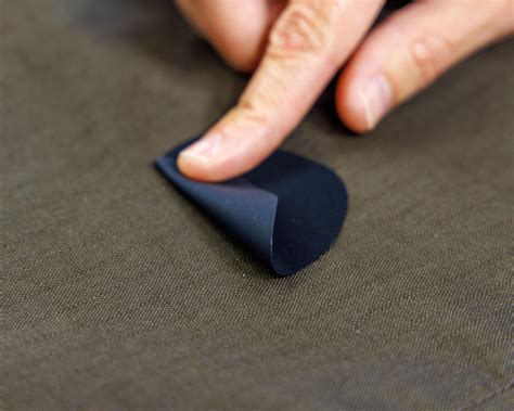 Como aplicar um adesivo termocolante?