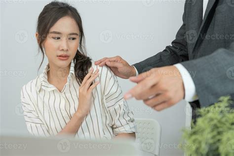 un hombre de negocios acosó sexualmente a una colega tocándole el