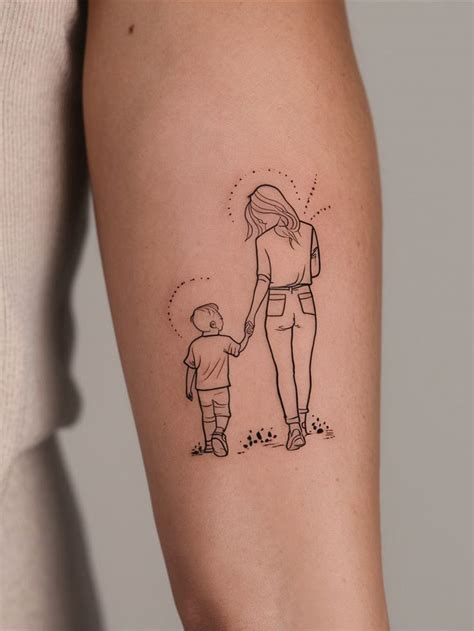 No Braço Tatuagem Mãe E Filho Delicada - Ideias Criativas de Tatuagem Mãe e Filho Delicada: Um símbolo de amor ...
