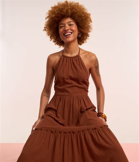 Vestido Com Babados Na Frente - Vestido Long Midi Frente Único em Crepe com Babados na Saia Marrom