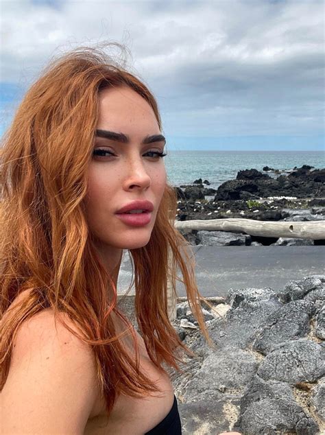 Бывшая звезда «Трансформеров» Меган Фокс засветила животик и ножки в