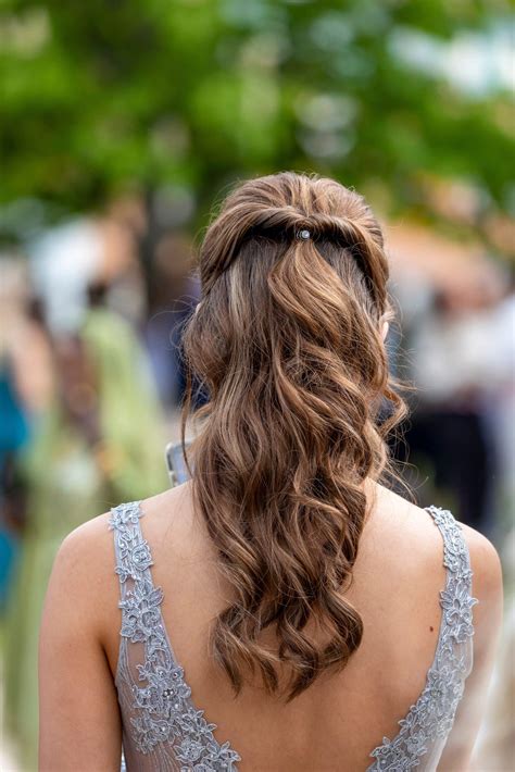 Graduation Hairstyle Ideas for Your Big Day