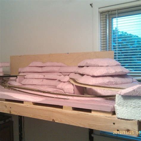 How To Make Model Train Mountain Scenery – The Model Railroad Benchwork ...