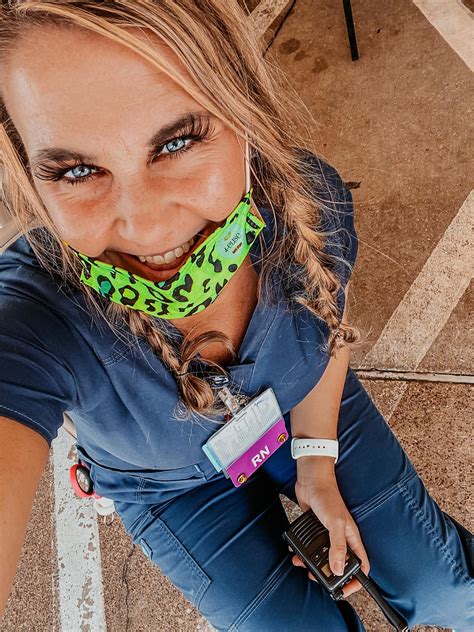 Work selfies for the win! The sunlight out in the tent ⛺️ was on point