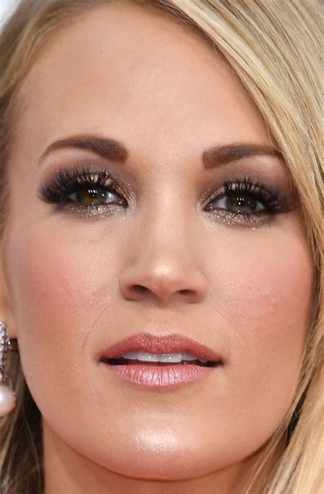 Close-up of Carrie Underwood at the 2017 Golden Globe Awards. Carrie