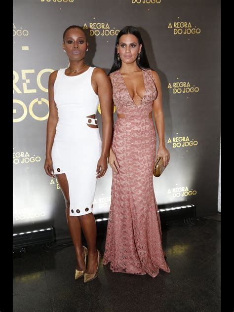 Foto: Roberta Rodrigues usa vestido com recortes assimétricos Skazi