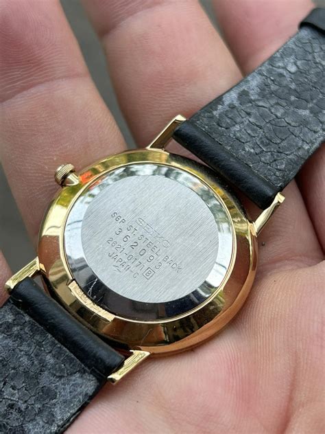 seiko tokyo disneyland   quartz  case