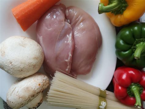 Рисовая лапша с курицей и овощами в домашних условиях