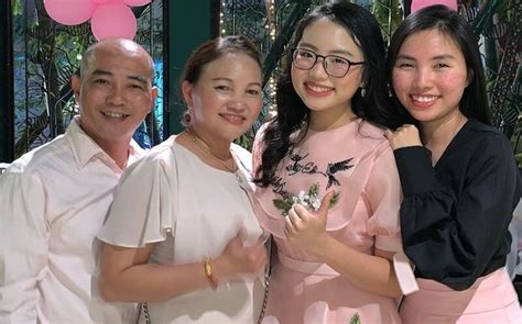 phuong  chi cung gia dinh mac covid