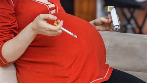 1 in 14 pregnant women still smoke, CDC study reports