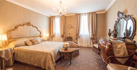 Discover the typical Venetian rooms and suites of the Metropole Hotel