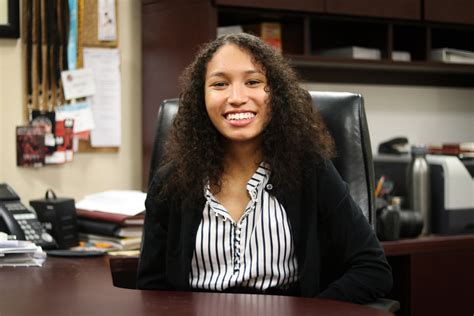 por primera una vez mujer negra dirigira el periodico de harvard