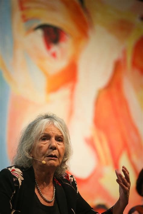 Poeta portuguesa que conquistou a Flip diz que não quer ser chamada de