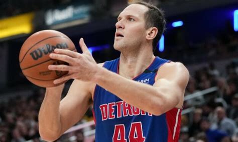 bojan bogdanovic agrees    year extension   detroit