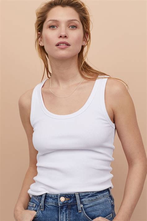 Selena Gomez goes braless in white tank top and sweatpants as she ...