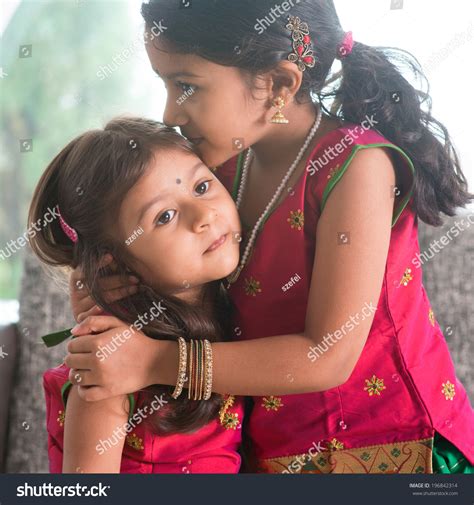 Indian Girl Kissing Her Younger Sister Foto stock 196842314 | Shutterstock