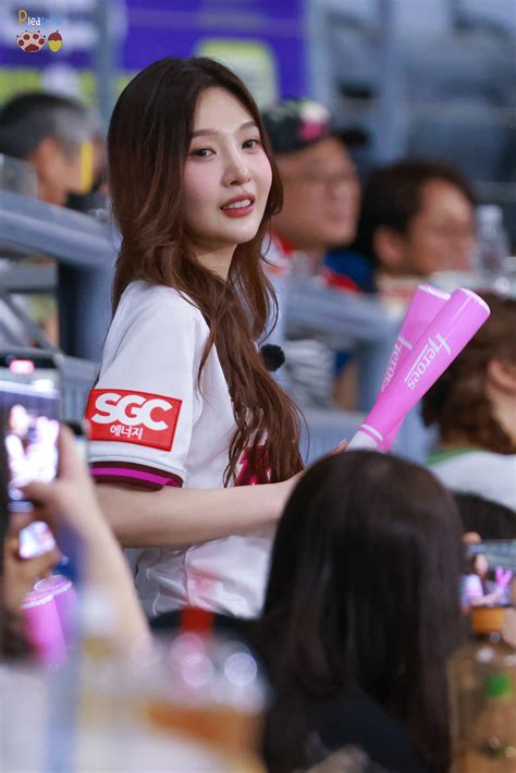 250610 JOY - First pitch for Kiwoom Heroes | kpopping
