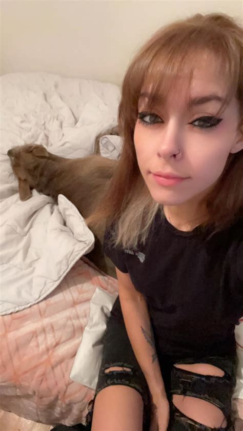 She claims the bed 🤣 (over 18) : r/selfies