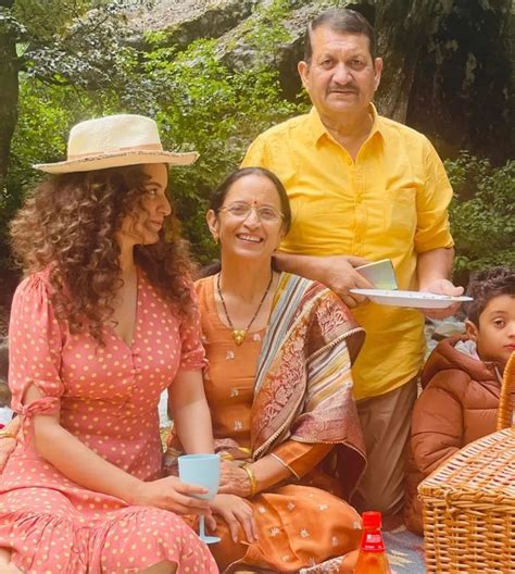 Kangana Ranaut Enjoys Picnic In Manali With Family, Check Out The Diva ...