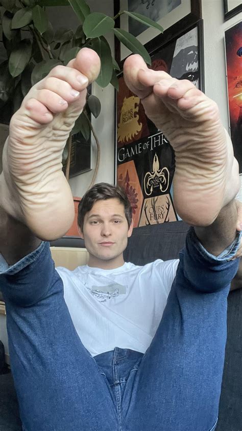 Twink feet anyone? : r/feetboys