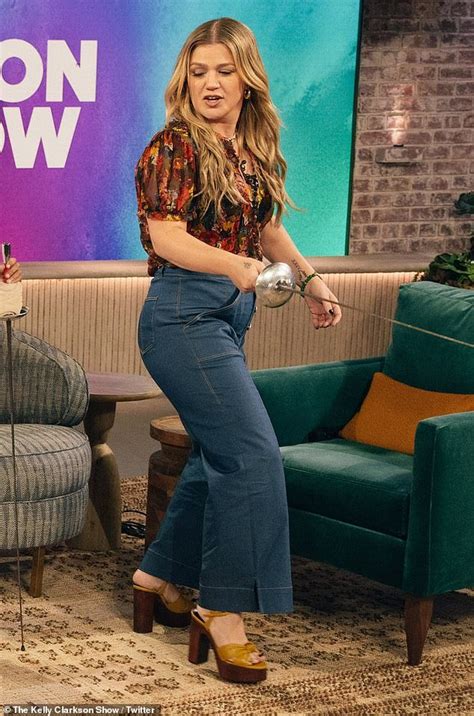 Kelly Clarkson, 41, shows off her slim figure in fitted jeans paired ...