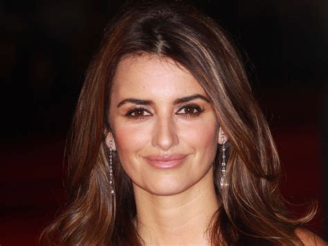 Download Blooming Penelope Cruz 4K Desktop Wallpaper | Wallpapers.com