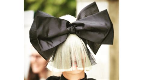 Sia Removes Wig on Ellen Show - Sia Wigs | Teen Vogue