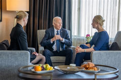 Biden meets with widow, daughter of Alexei Navalny - ABC News