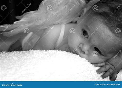Beijo Do Anjo Bebe - Bebê do anjo foto de stock. Imagem de fofofo, bonito, bebê - 1925860