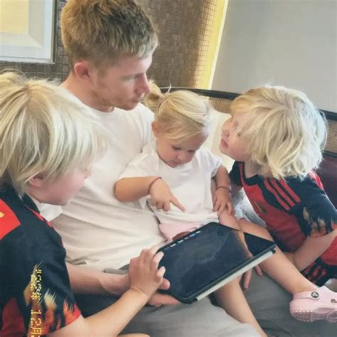 La moglie di Kevin de Bruyne è una blogger e conduttrice di podcast