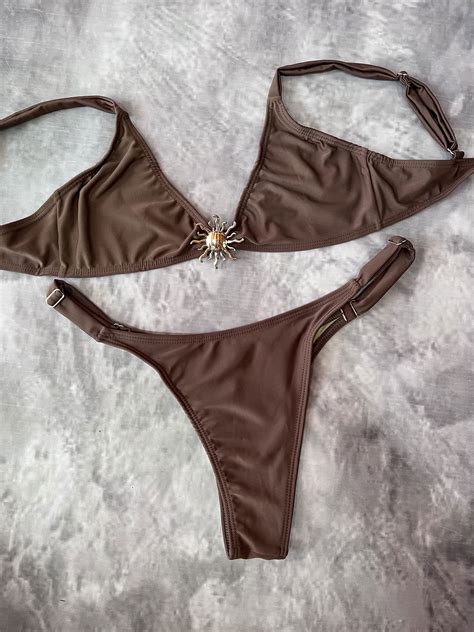 Bikini GENOA ,top tipo corve V con accesorios de sol y less regulable