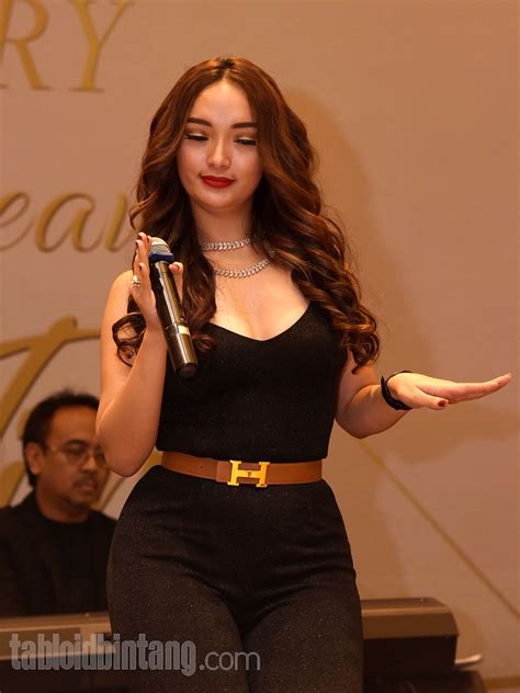 zaskia gotik tampil sensual kenakan jumpsuit hitam tabloidbintangcom