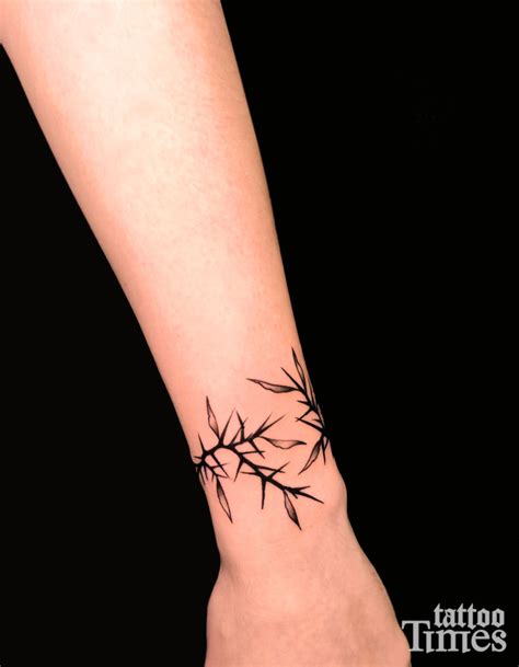 Тату терновый браслет - фото салона Tattoo Times, узнай цену на сайте.