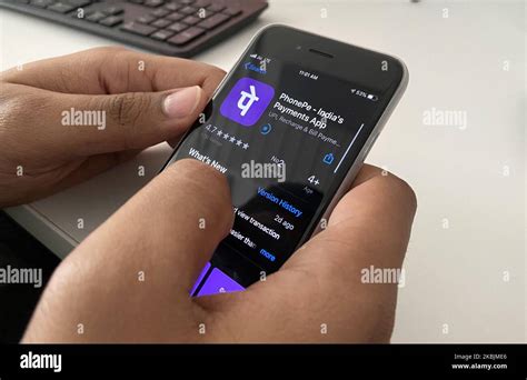 Man downloads phonepe app hi-res stock photography and images - Alamy