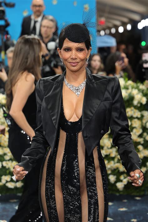 Halle Berry luce cuerpazo a los 58 años con el vestido transparente más