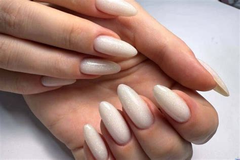 Unha De Gel Branca Com Glitter - Unha em gel branca com glitter: truque fácil pra brilhar muito - Unha ...