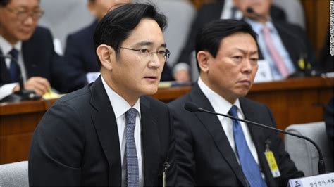 South Korean prosecutors seek to arrest Samsung heir