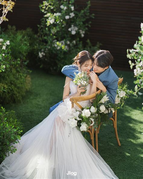 제이로그스튜디오 | JLOG NEW GUIDE BOOK 제이로그는 편안한 배경 속에 녹아든 감성적인 인물 중심 사진을 추구합니다