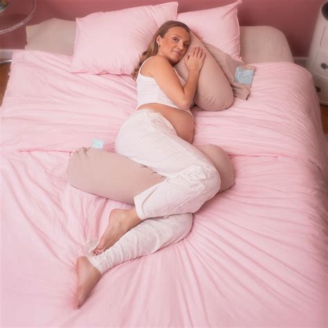 Najell | How to sleep with a pregnancy pillow | Best positions for