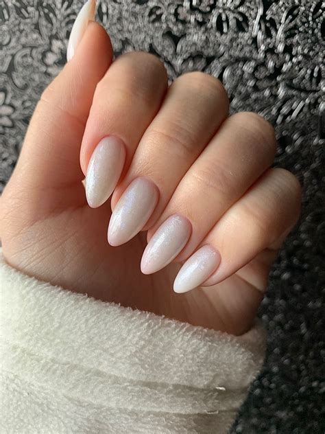 Молочный маникюр миндаль | Winter nails, Gel nails, White nails