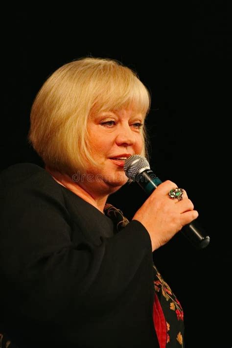 Svetlana Kryuchkova στο Estrada στάδιο θεάτρων που τραγουδά και που ...
